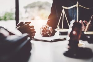 Czy w czasie procesu z bankiem o unieważnienie umowy kredytu CHF raty nadal trzeba spłacać ? 1 legal-service-in-english-jakie-uslugi-oferuje-kancelaria-dla-miedzynarodowych-klientow
